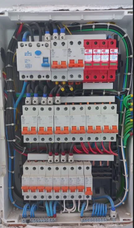 Quadro elétrico organizado e identificado