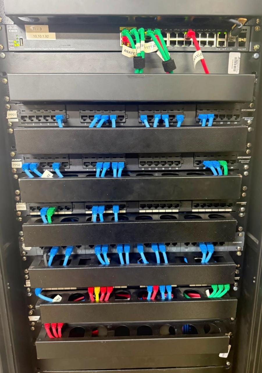 Rack de rede organizado com switches e cabeamento identificado